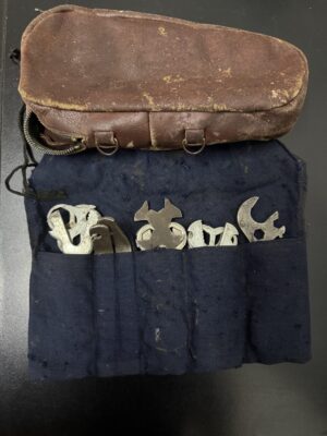 Cartuchera Antigua con Herramientas