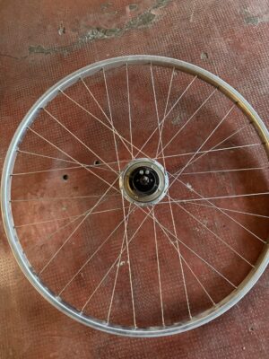 Rueda Inglesa 28x1 5/8 x 1 1x/4 con Maza Sturmey Archer con Dinohub