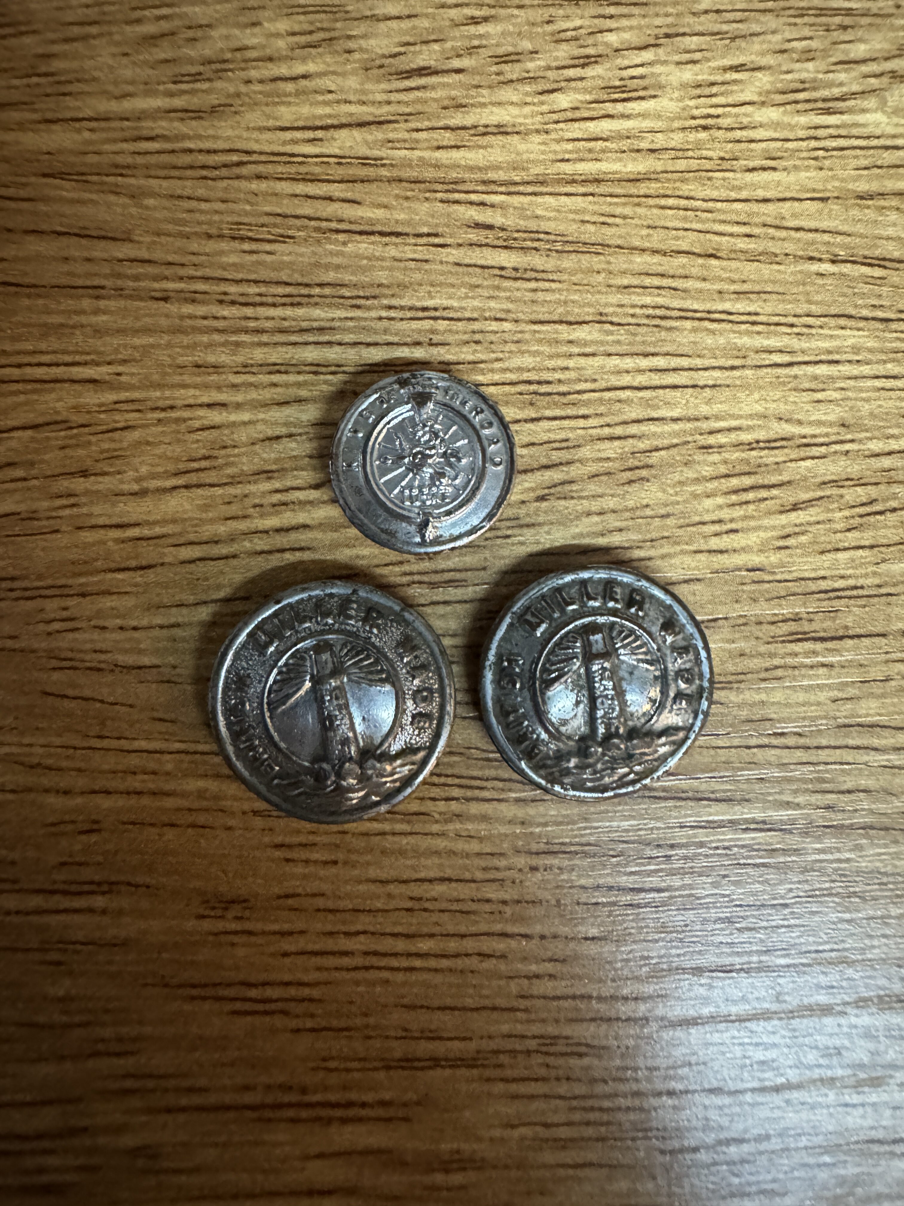 Lote de insignias Miller y Lucas